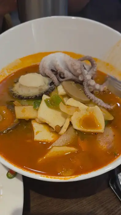 짬뽕 그릇 안에 낙지와 각종 채소가 푸짐하게 담겨 있다.