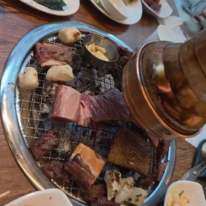 다양한 밑반찬이 차려진 테이블