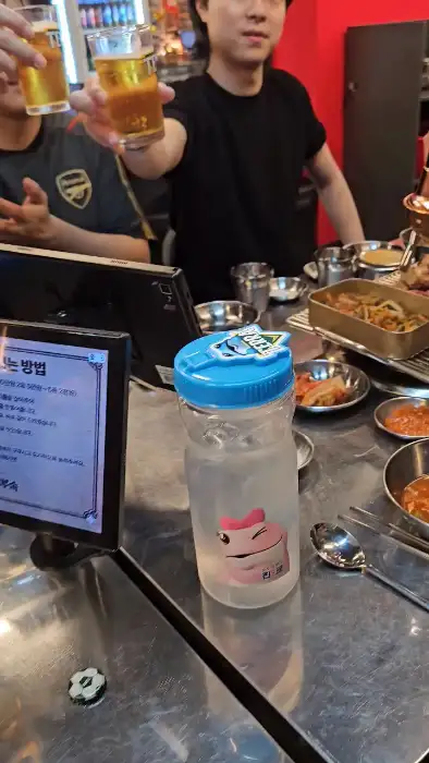 직원이 맥주잔을 건네는 모습