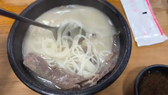 김이 모락모락 나는 설렁탕