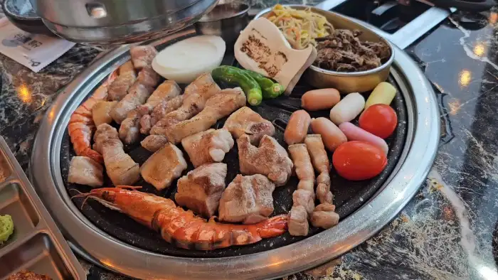 잘 구워지고 있는 흑돼지 오겹살