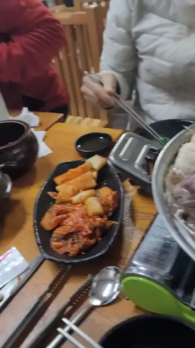 김치와 깍두기가 담긴 접시
