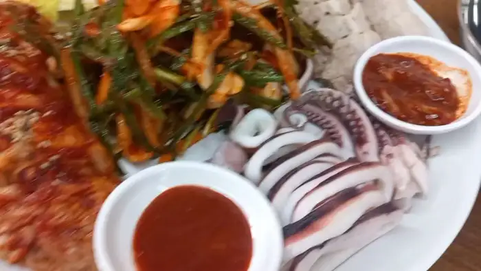 보쌈, 오징어, 김치가 푸짐하게 담긴 플레이트