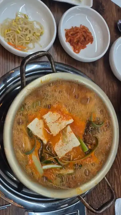 테이블에 차려진 동태탕과 반찬들