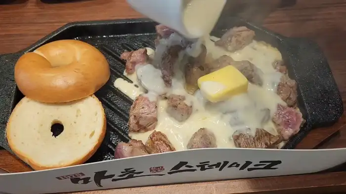 스테이크 위에 녹아내리는 버터