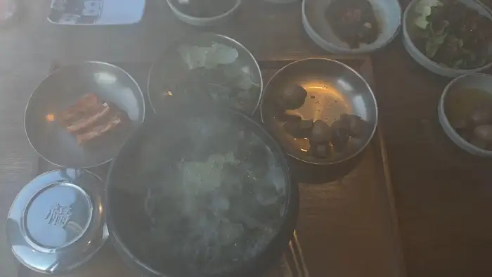 테이블 위에 차려진 다양한 음식들
