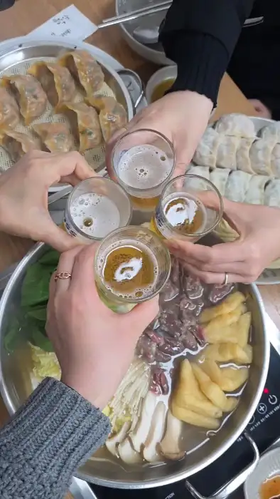 테이블 가득 차려진 푸짐한 음식