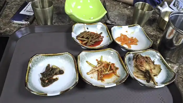 효령매운탕 군위 본점 떡갈비와 반찬