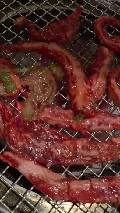 숯불 위에서 맛있게 익어가는 깍두기 고기