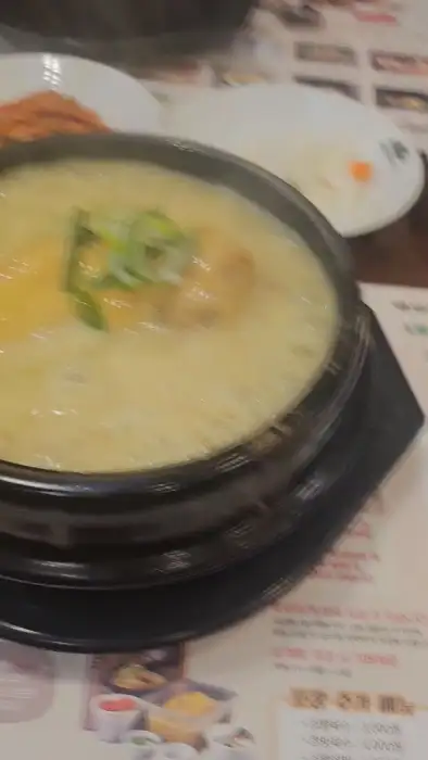 삼계탕이 담긴 뚝배기와 테이블 모습