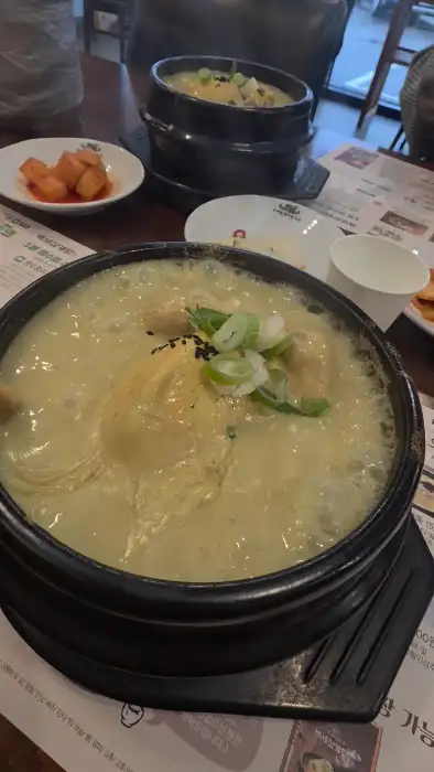 넓은 홀 전경과 테이블 세팅