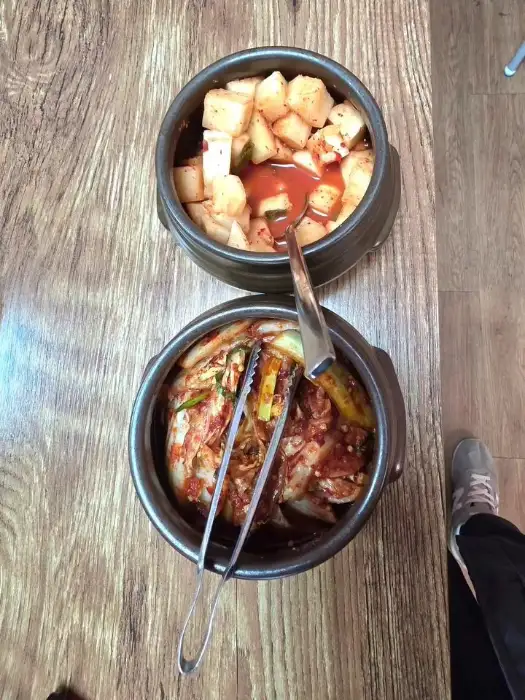 두 종류의 김치와 깍두기 모습