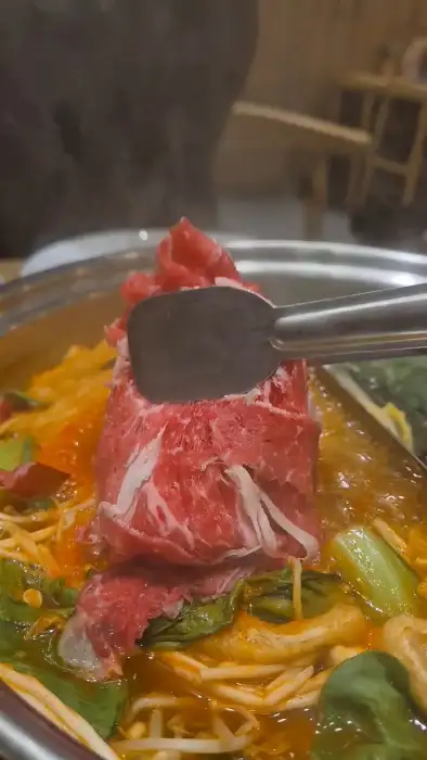 보글보글 끓고 있는 샤브샤브 육수
