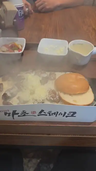 치즈 스테이크와 베이글