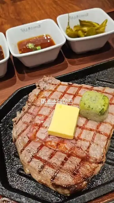 철판 스테이크 위에 버터와 바질 버터