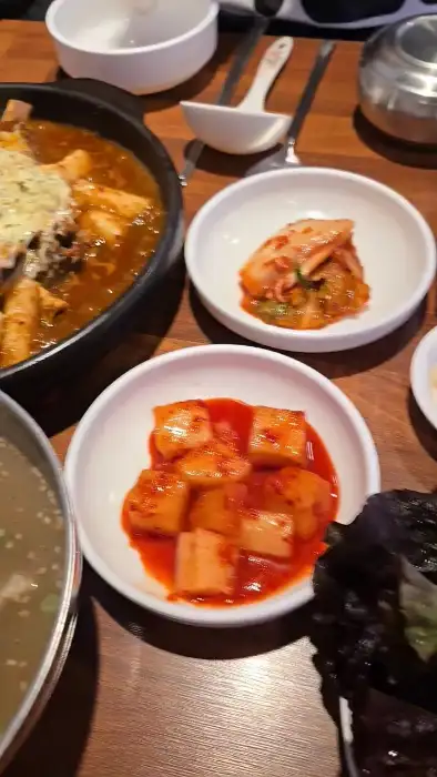 매콤한 갈비찜과 깍두기, 김치