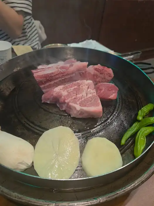 두툼하게 썰린 신선한 돼지고기
