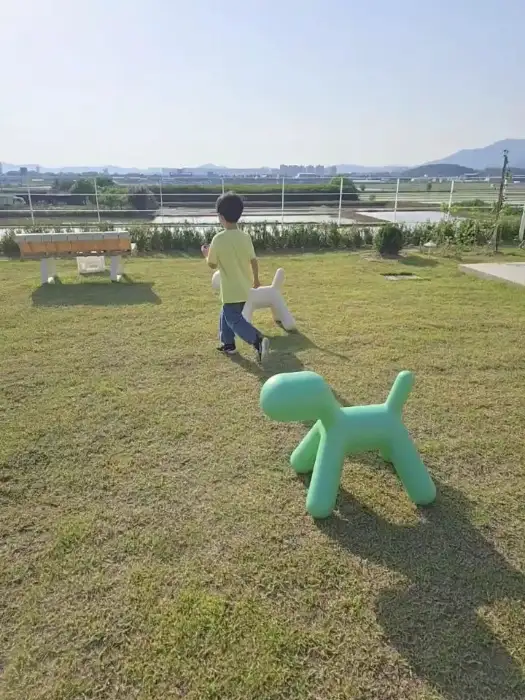 논밭 뷰와 함께하는 음료