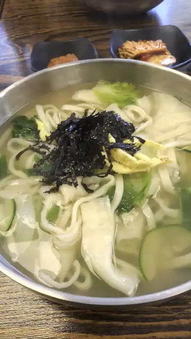 따뜻한 칼국수 한 그릇과 정갈한 반찬들
