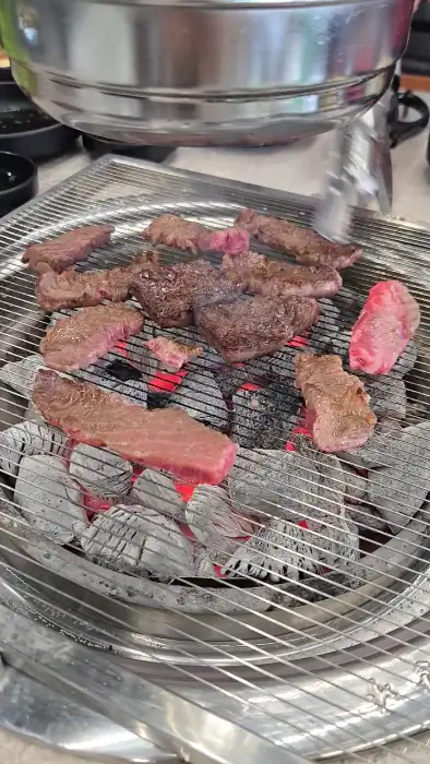 숯불에서 익어가는 소고기