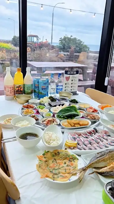 막 구워낸 바삭한 생선구이
