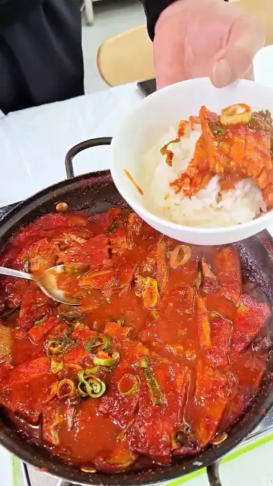 밥 위에 얹어 먹는 먹음직스러운 갈치조림