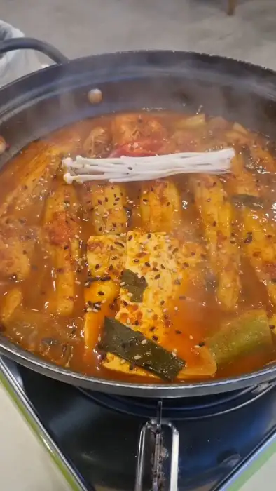 끓고 있는 갈치조림과 솥밥