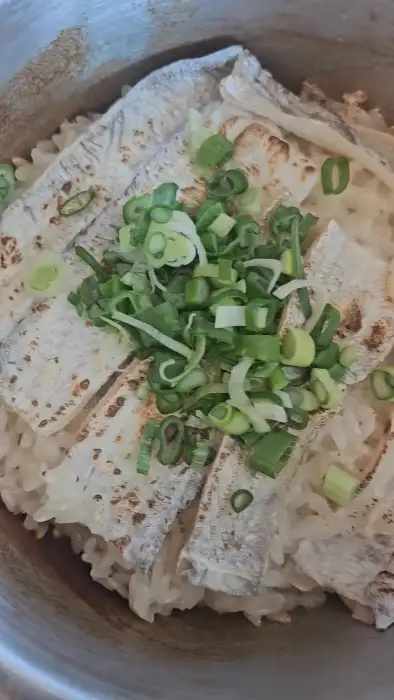 솥밥 위에 올려진 갈치구이