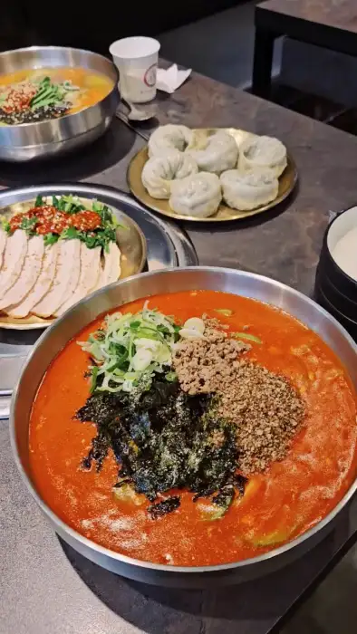 다양한 음식이 차려진 테이블 모습