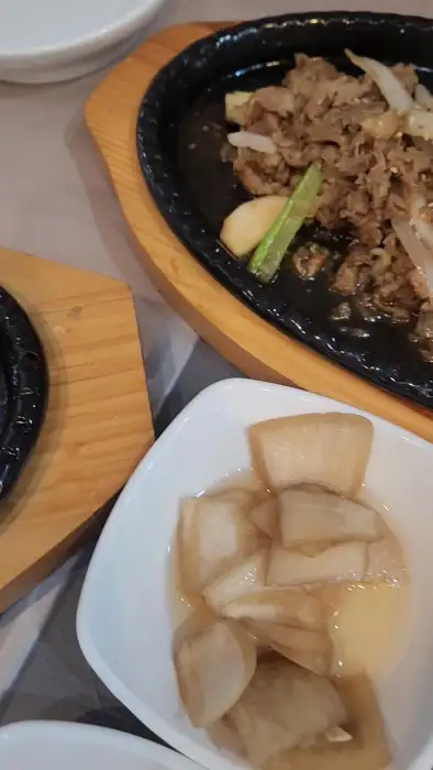 철판에 담겨 나온 두루치기