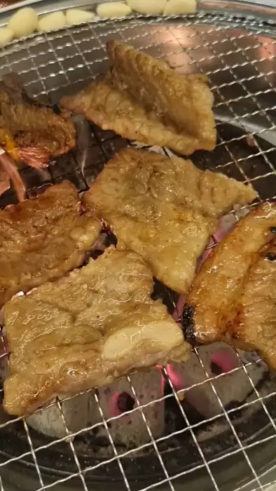 가위로 먹기 좋은 크기로 자르고 있는 양념갈비