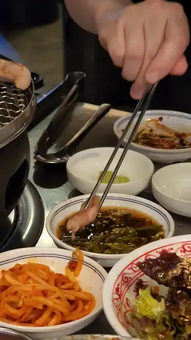 소스에 찍어 먹는 고기 한 점