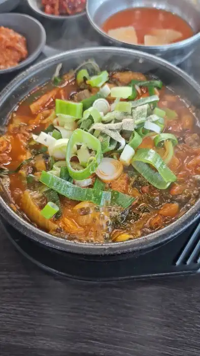 우거지와 고기가 푸짐하게 들어있는 해장국