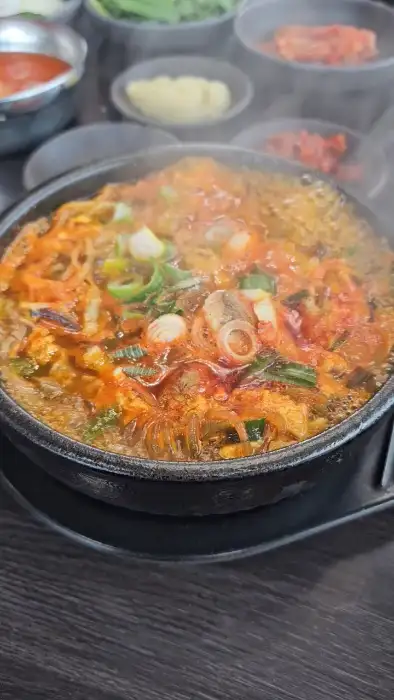 다양한 해장국과 반찬 모습