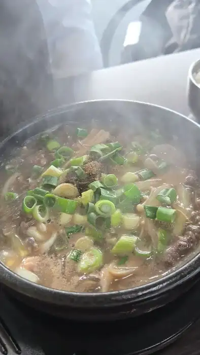 따뜻한 국물이 끓고 있는 해장국