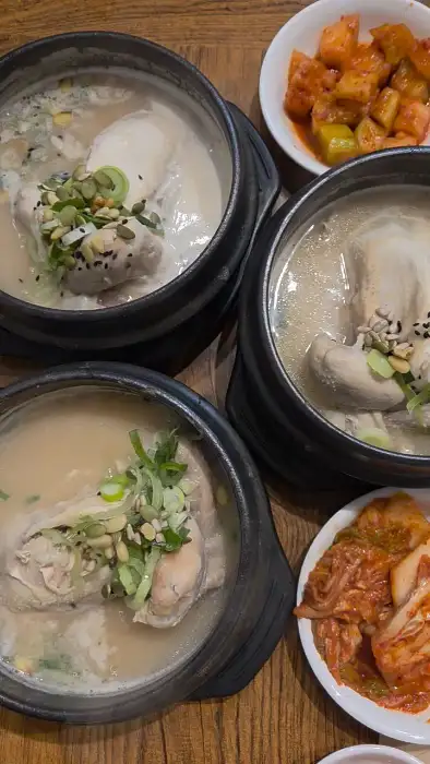 세 그릇의 삼계탕과 반찬들