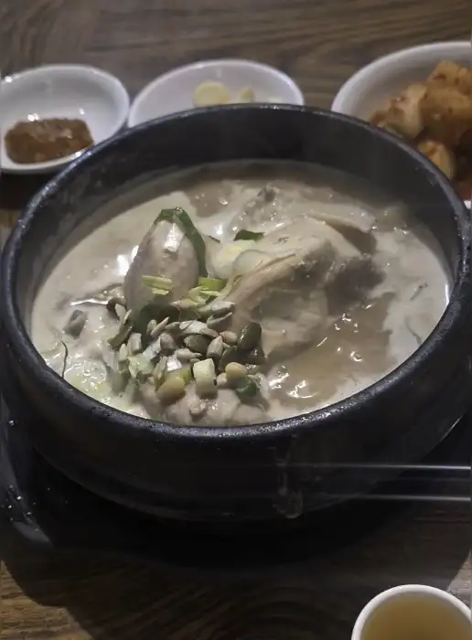 세 그릇의 삼계탕과 반찬, 그리고 젓가락