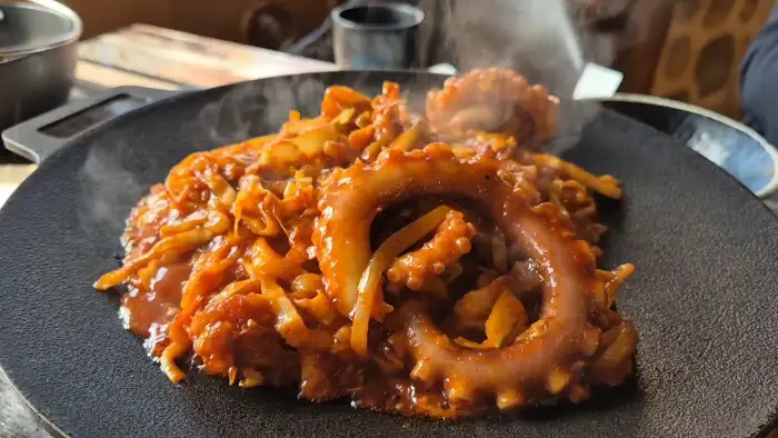 따뜻하게 김이 올라오는 낙지볶음