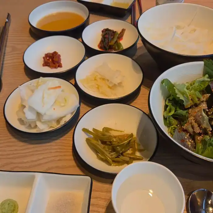 다양한 밑반찬이 차려진 식탁