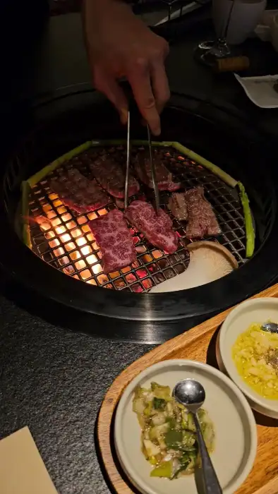 숯불 위에서 맛있게 익어가는 꽃갈빗살