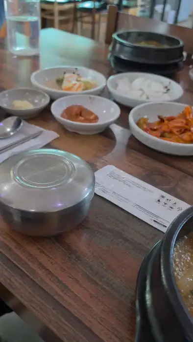 테이블에 차려진 정갈한 밑반찬