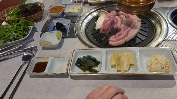 창심관의 푸짐한 반찬과 쌈 채소