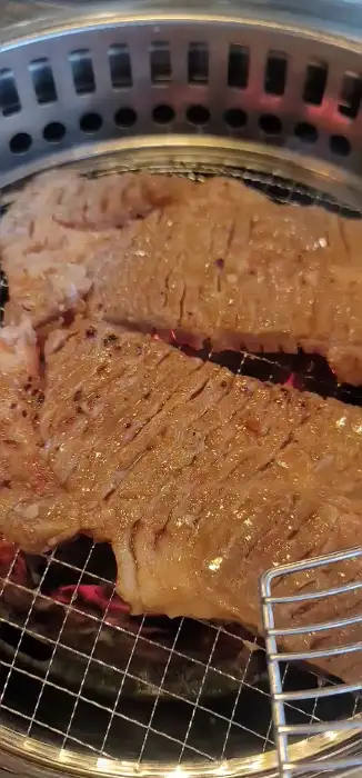 잘 익은 돼지갈비 조각