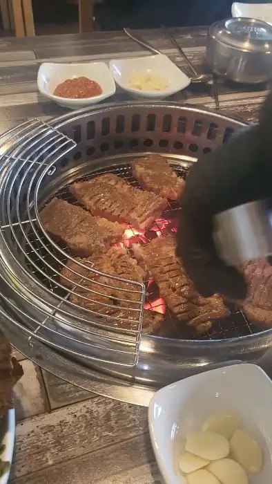 숯불 위에서 맛있게 익어가는 돼지갈비