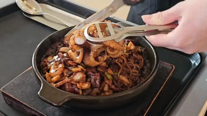 직원이 꼼꼼하게 북경오리를 손질하고 있습니다.