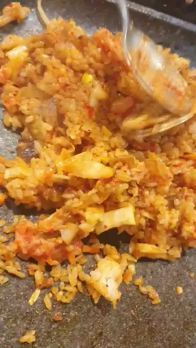 구워지는 삼겹살과 콩나물, 김치