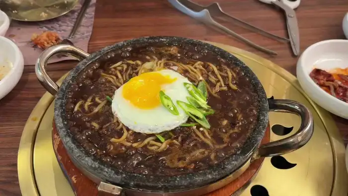 계란 프라이가 올라간 곤드레 비빔밥