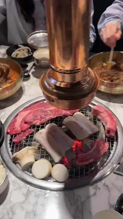다양한 메뉴가 불판에 올라간 모습