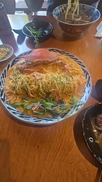 붉은색 소스가 곁들여진 파스타 요리