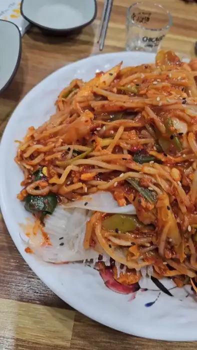 매콤한 양념이 잘 버무려진 가오리찜